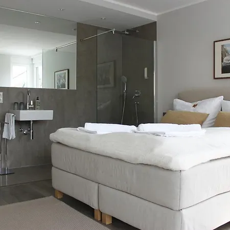 Racer's Retreat - Link To Local Hotel