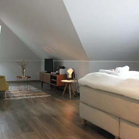 Hotel Racer's Retreat *